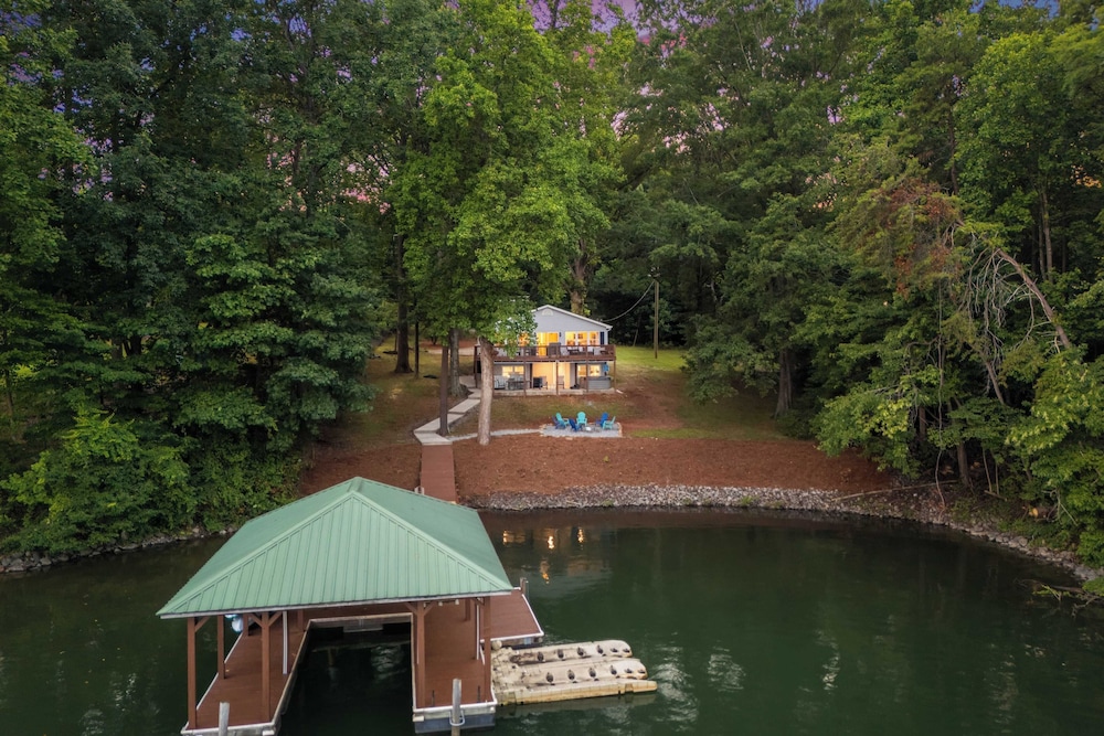 Lake Days by Avantstay Hot Tub + Firepit + Game Room & Private Dock Access