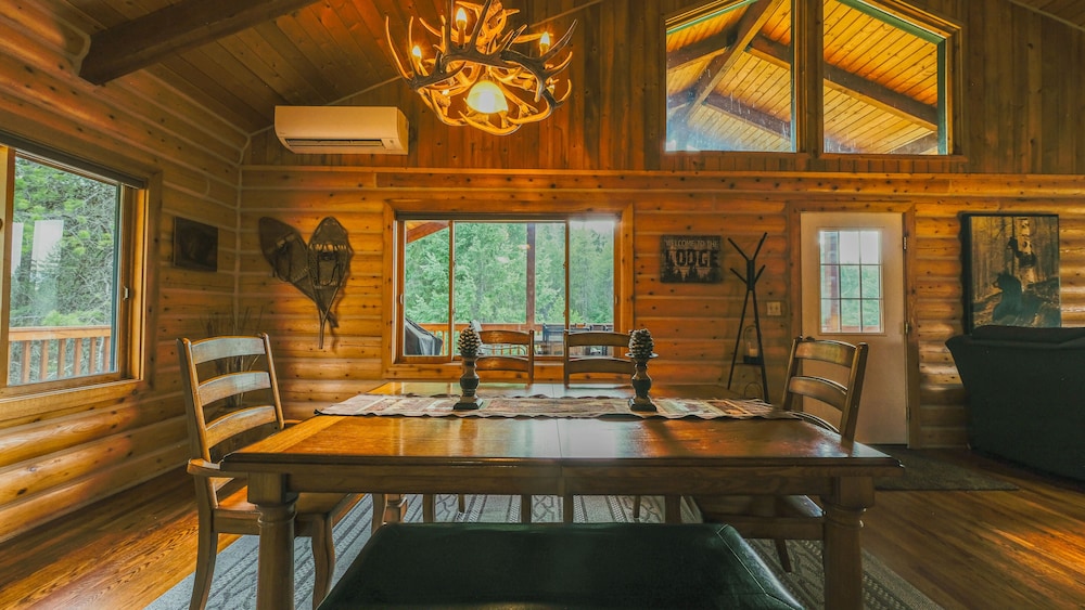 Larch Lodge Secluded Cabin! view 4
