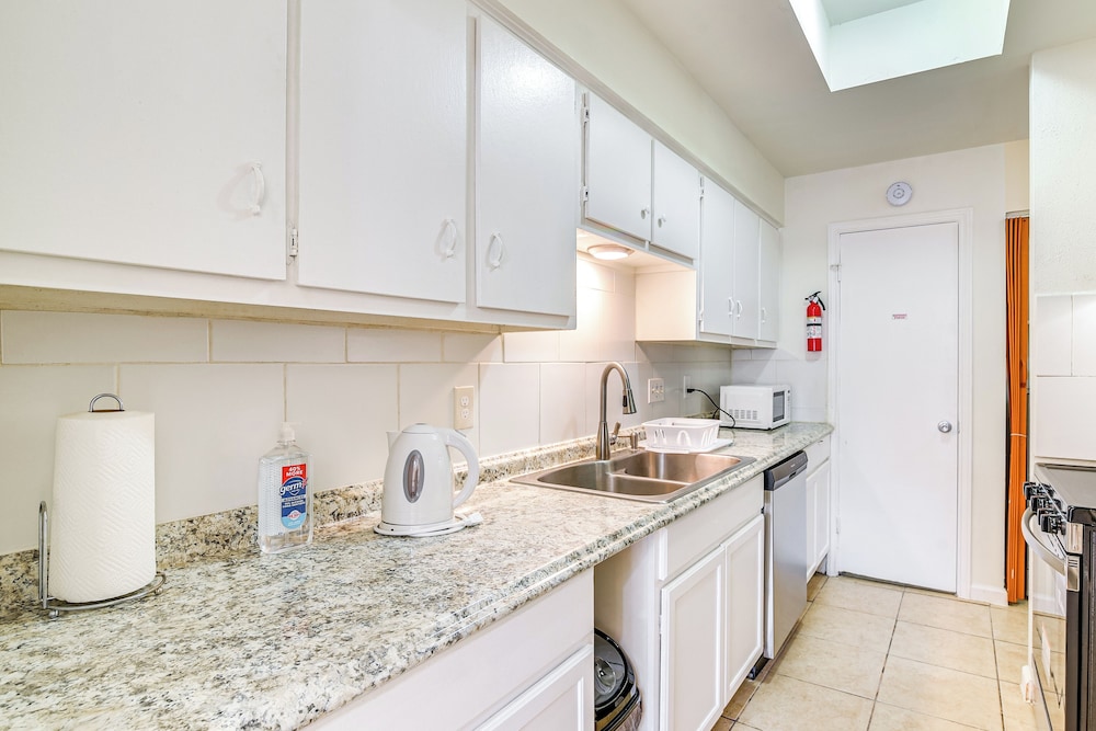 2 Mi to Chinatown: Pet-friendly Houston Home