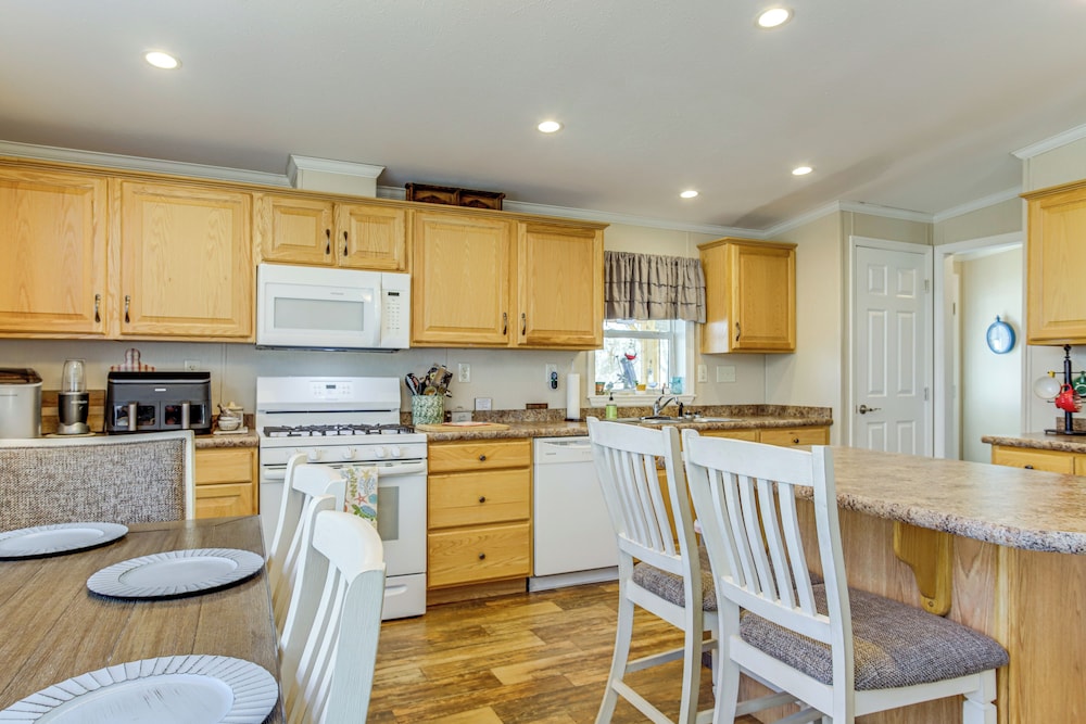 1 Mi to Boat Ramp: Peaceful Deal Island Home!
