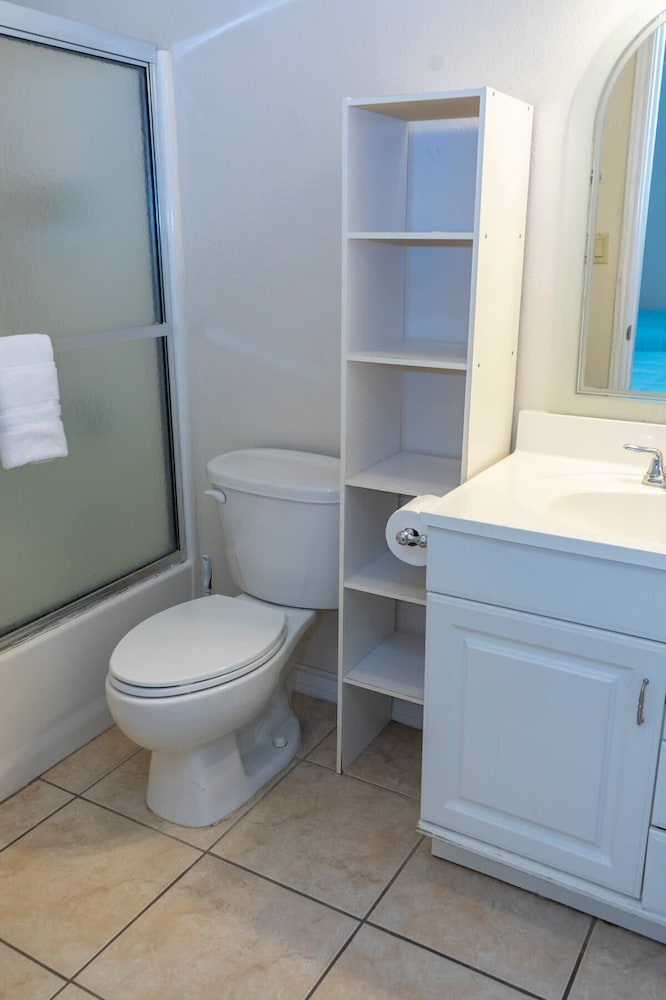 Open & Modern Pool #b Walk To Beach 2 Bedroom Condo