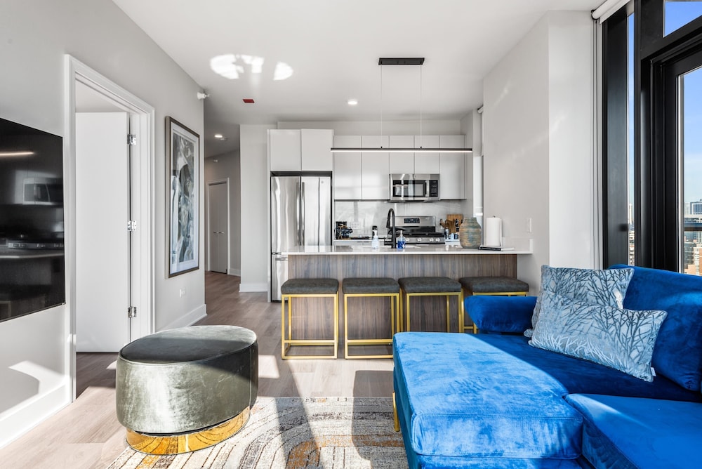 West Loop 3x 2BR Walk to Dining Gym Terrace
