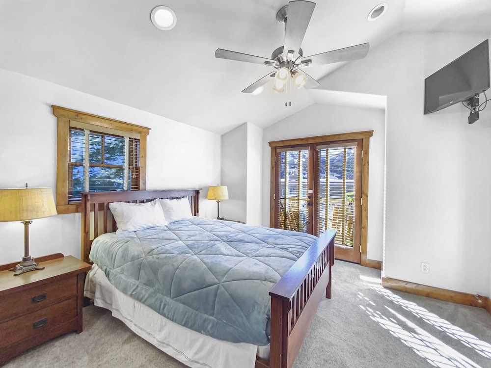 Mountain Ridge  2 Bedroom Townhouse by RedAwning