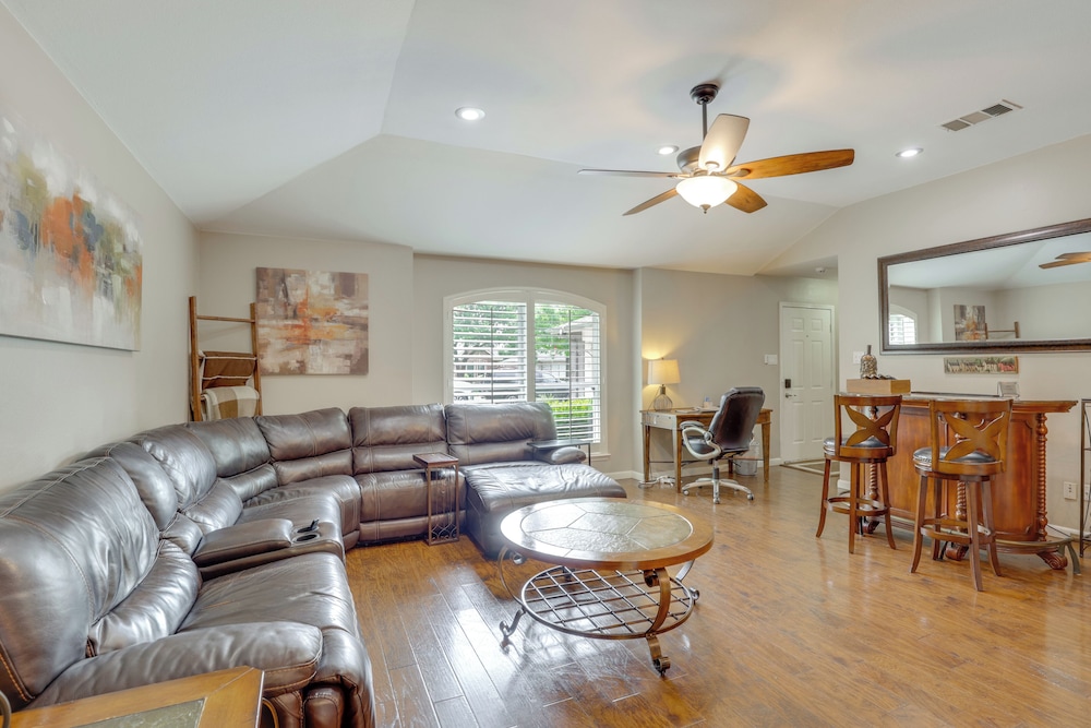 5 Mi to Lewisville Lake: Couple's Retreat w/ Yard