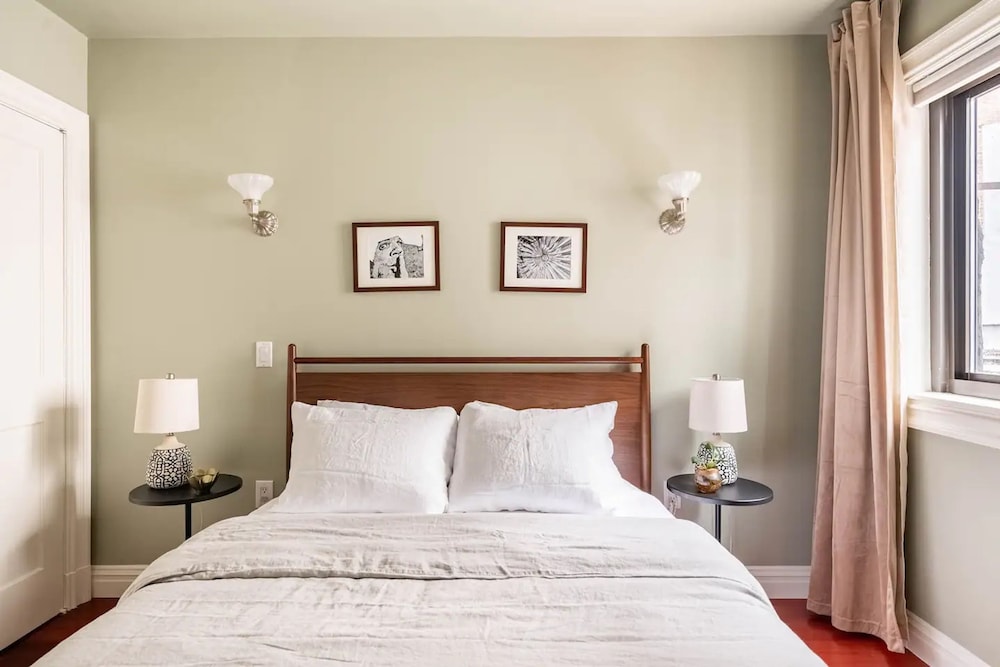 Lofty Bright Greenwich Getaway w Private Rooftop