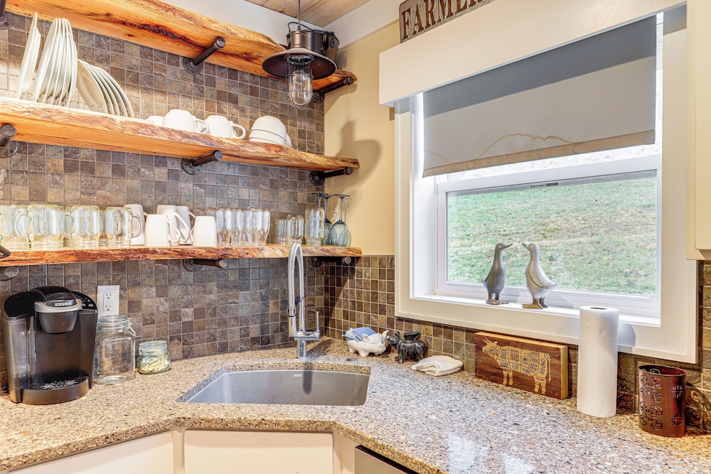 On Farm: Charming Hendersonville Retreat!