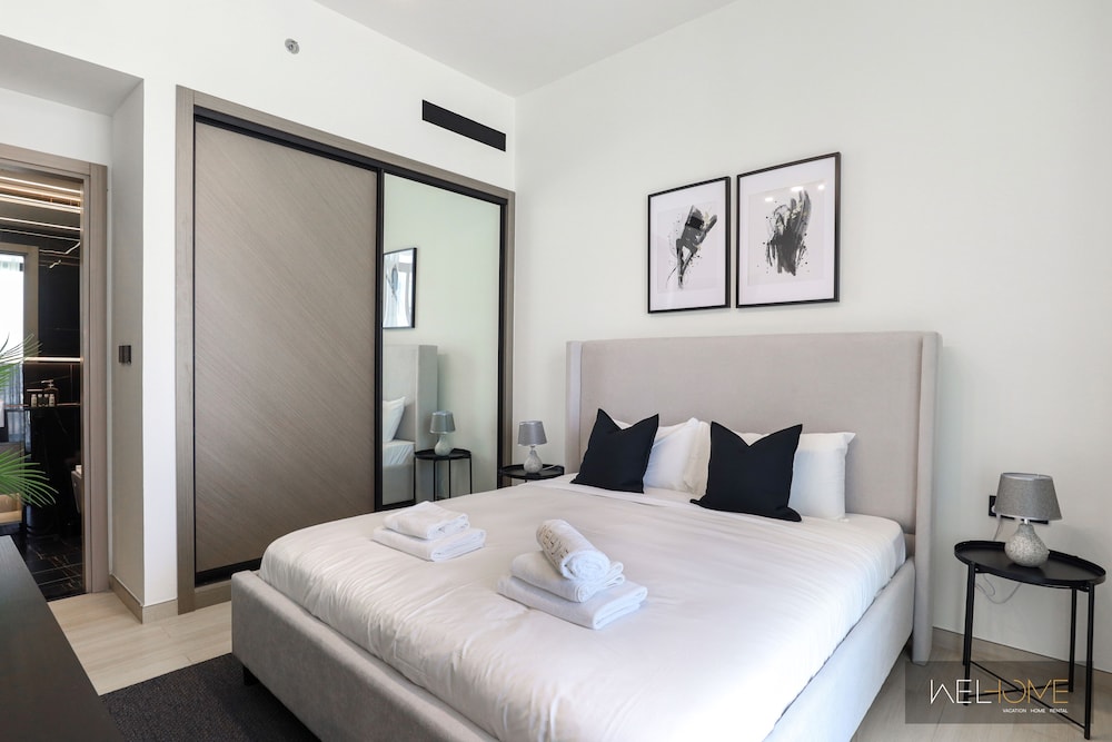 WelHome - Dubai Delight: Luxe Living 1BR at Binghatti Luna