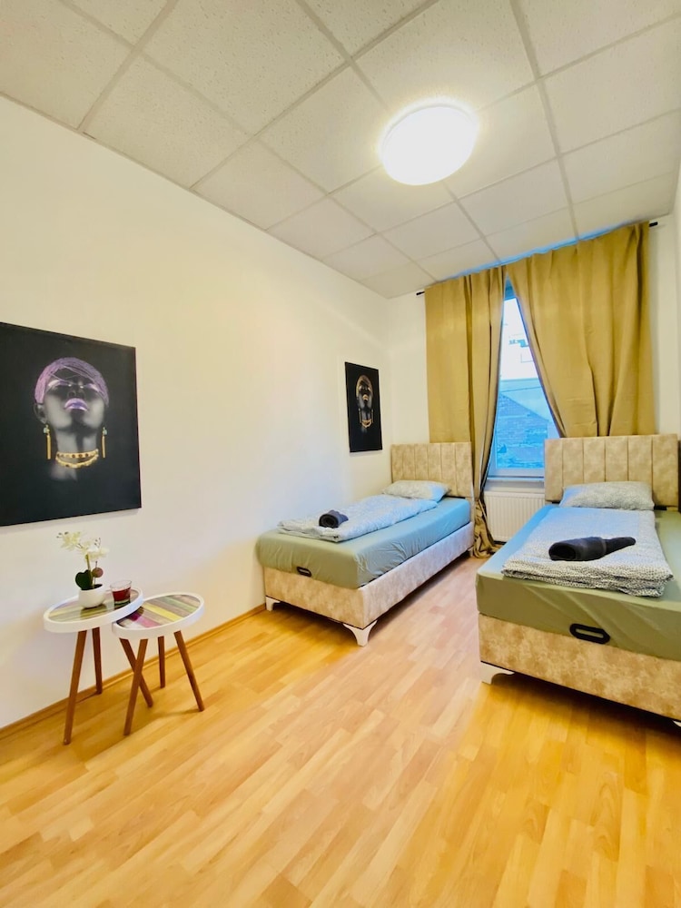 5 Bedroom Apartment near Schonbrunn