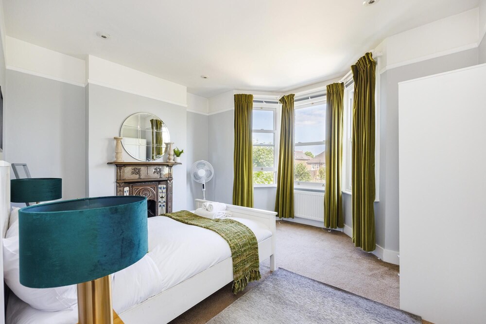 London House Sleeps 12 Free Parking Wifi