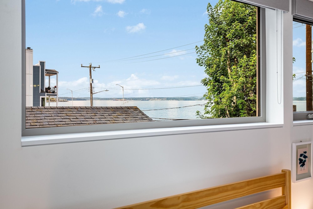 Alki Beach Escape Romantic Waterfront Getaway for 2 Extended Stay