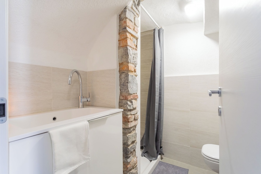 Pozzo Vertical Apartment With Garden and Parking by Rent all Como