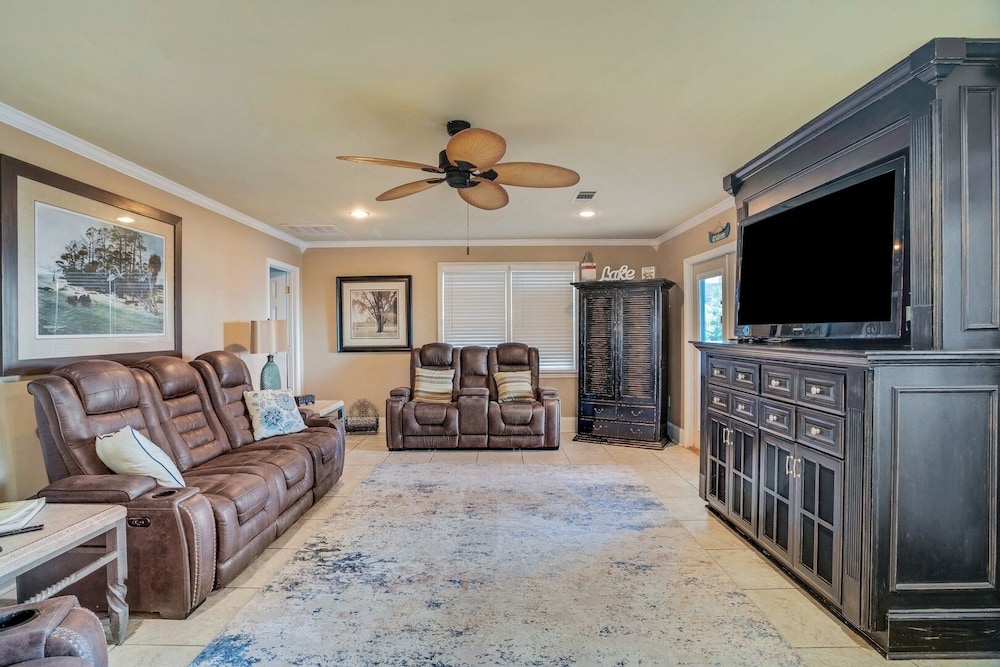 Luxury Lakefront 4br: Jacuzzi, Game Room & Wi-fi