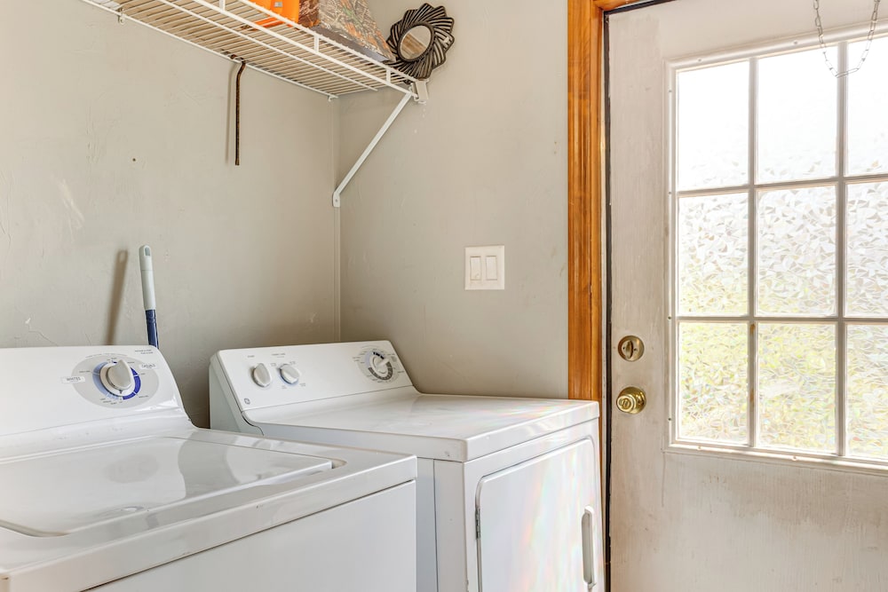 13 Mi to Okc: Edmond Home w/ Pool Access!