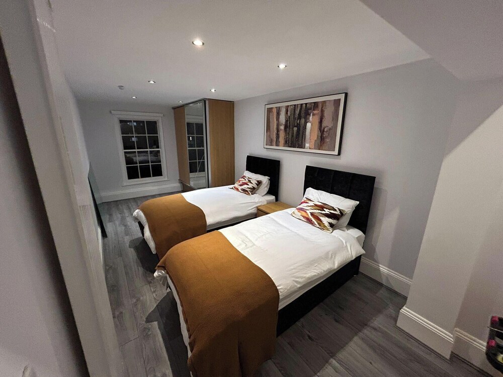 Apartment - Sleeps 6 & Near Station