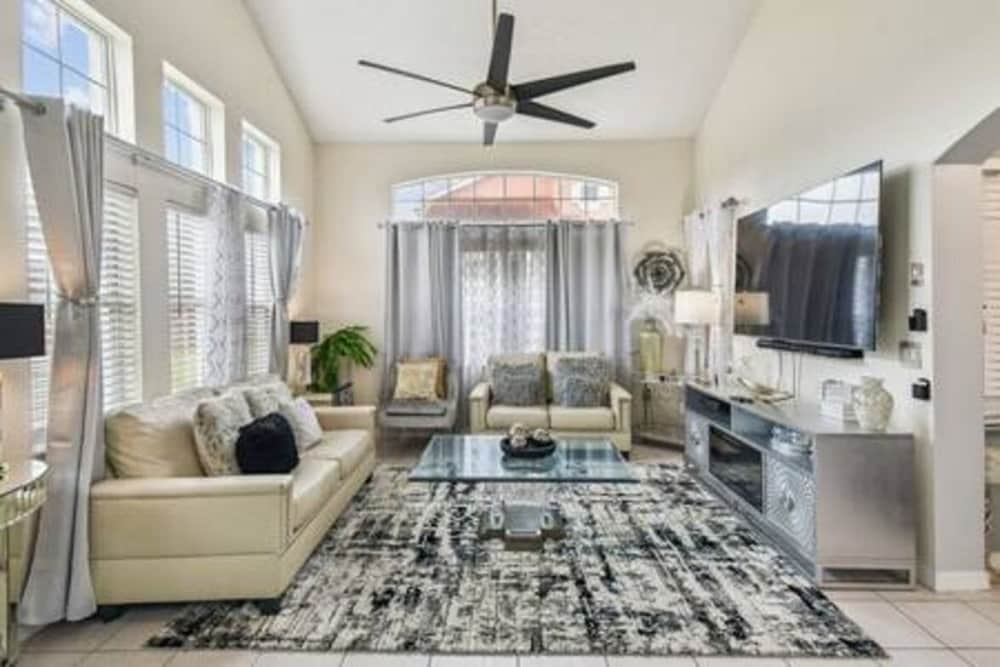 Lake Berkley 4BR Villa - Near Disney & Pool