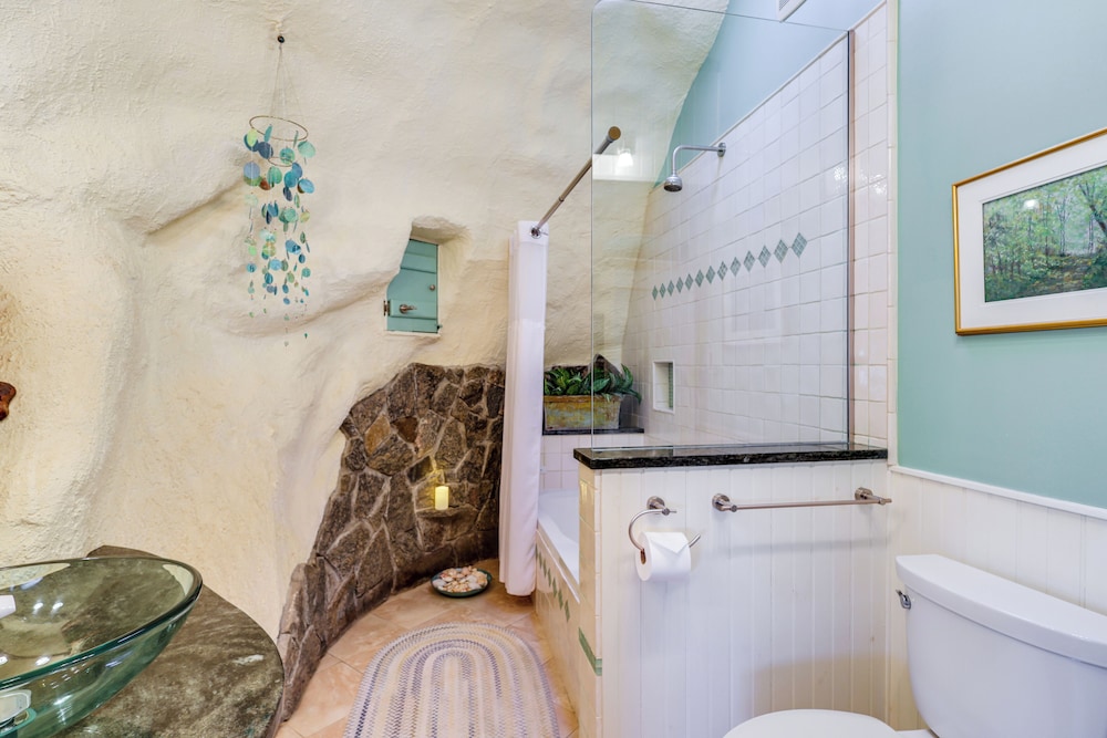 < 6 Mi to Arlington: 'whimsical Stone Abode!'