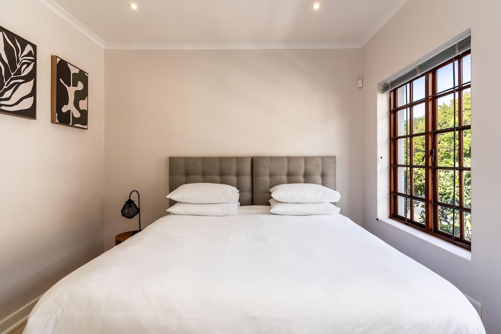 Cape Azure Oasis - Sea Point Retreat With hot tub