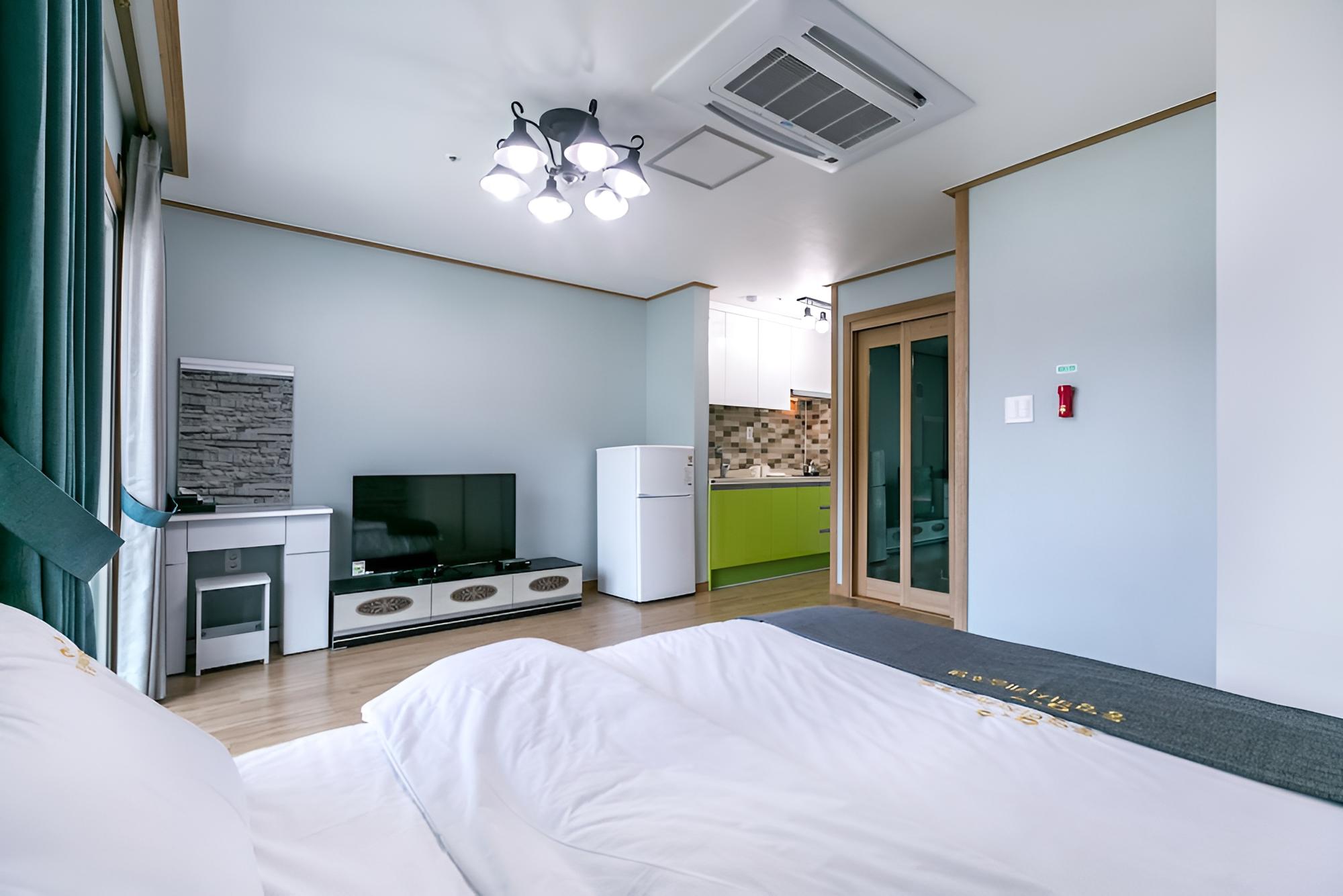 Tongyeong Beach Castle Hotel