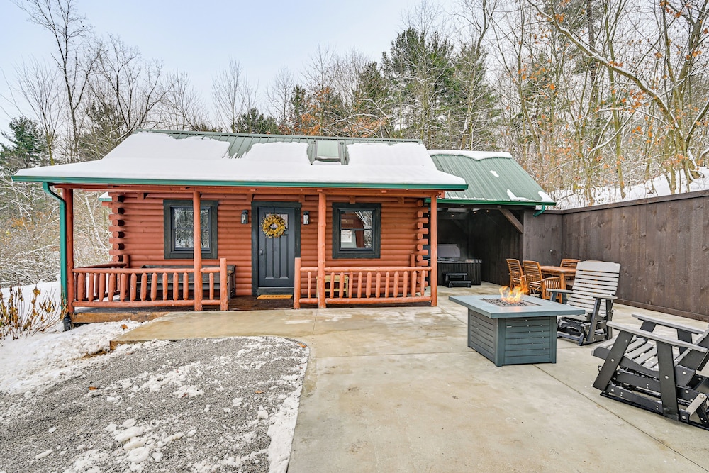 Peaceful Cabin w/ Hot Tub in Dundee: Dogs Welcome