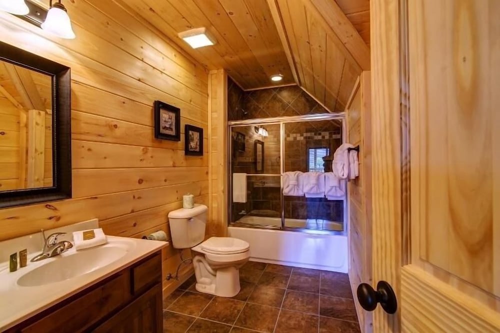 Country Cozy - 4 Bedrooms, 5 Baths, Sleeps 16 Home by RedAwning