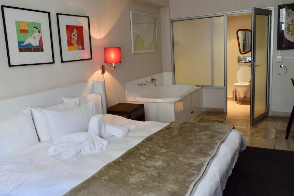 Stylish Apartment with Rooftop Pool & City Views view 3