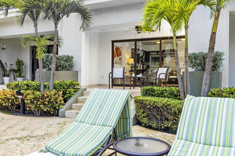 Beautiful One Bedroom Ground Level Palmaruba