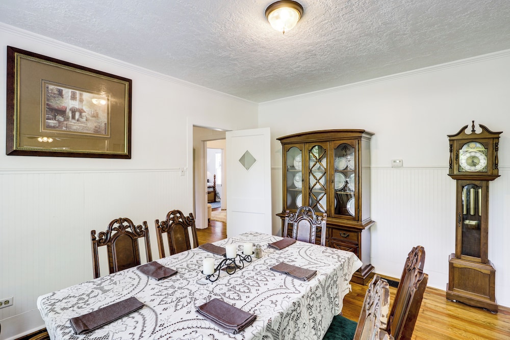 1 Mi to Dtwn! Restored 1930s Brenham Retreat, photo 11