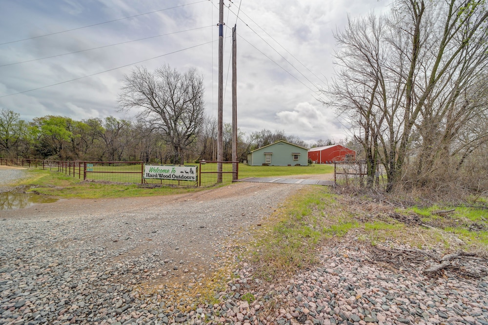Outdoorsy Getaway Near Atoka: Hunt, Fish & Relax!