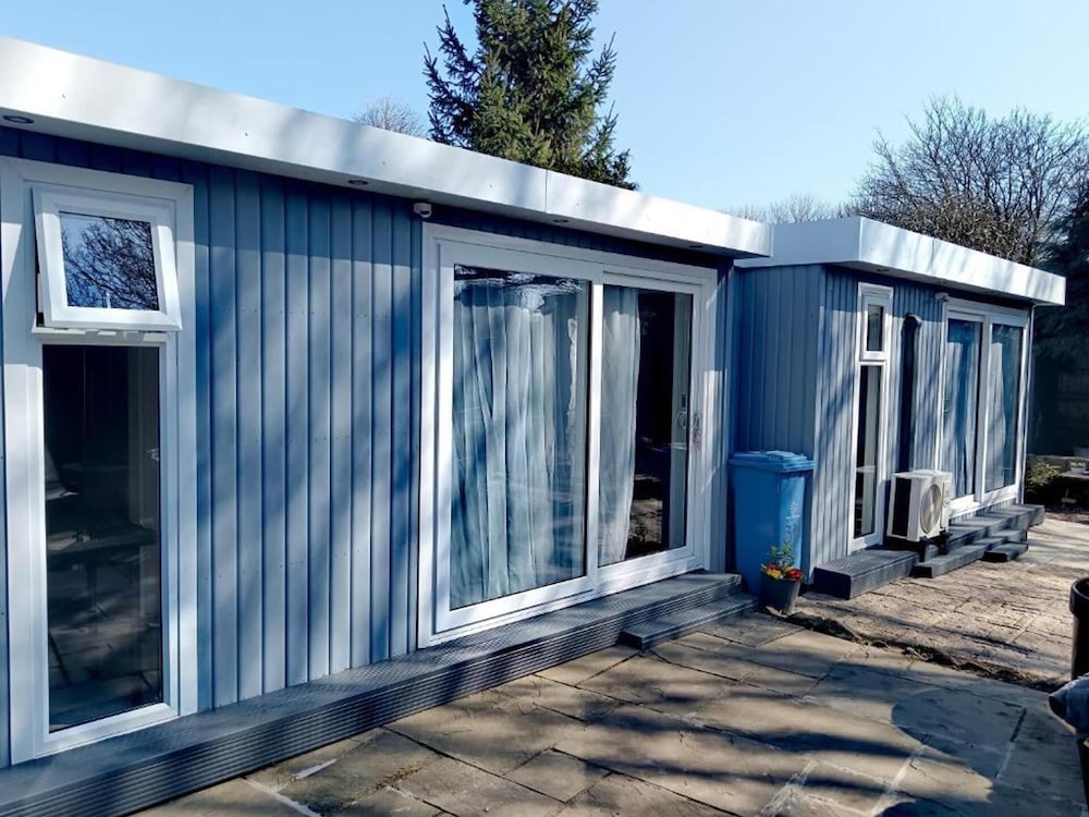 2-bedroom Guesthouse in Derby City, Parking, Wi-fi