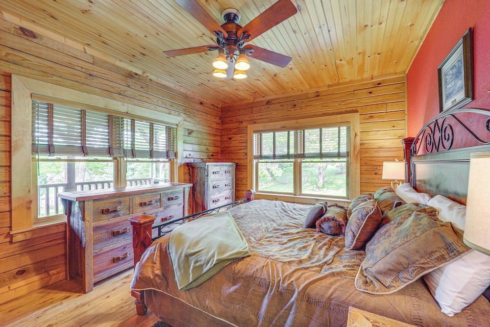 4 Mi to Grandfather Mountain: Cabin in Newland! view 4
