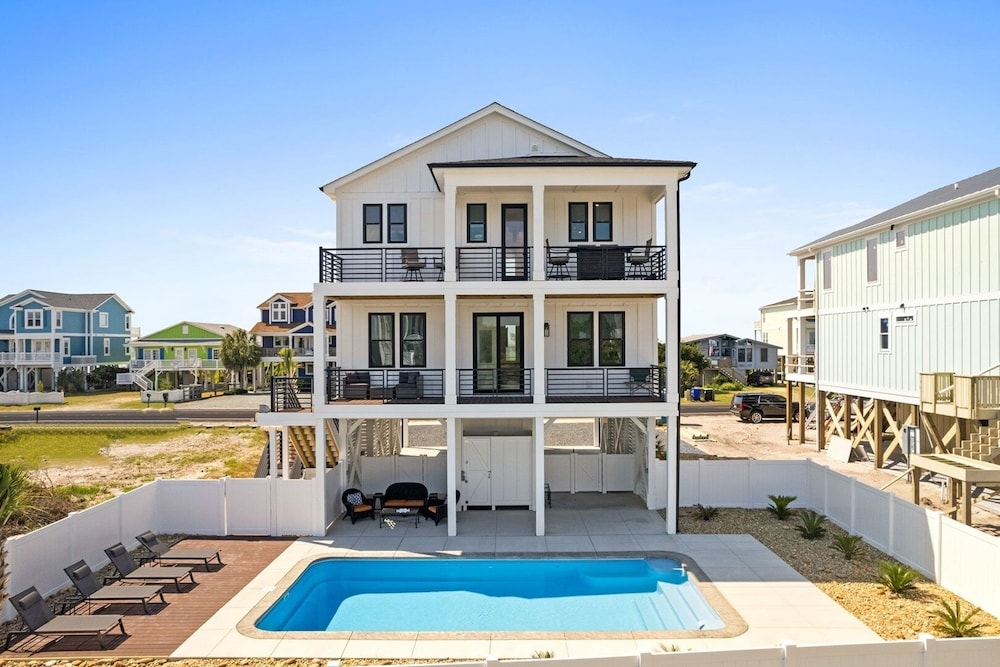 1040 Break / 1040 Ocean Blvd West 4 Bedroom Home by RedAwning