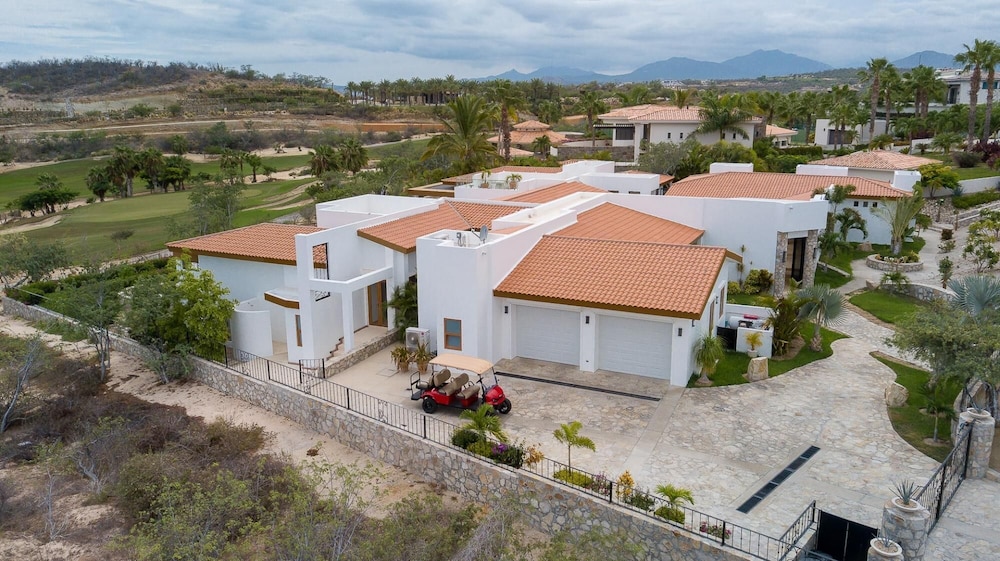 Villa Juliana 6 Bedrooms Plus 2 Guest Casitas view 4
