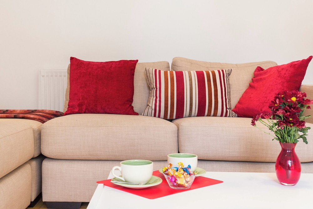 JOIVY 2-bed flat in West London