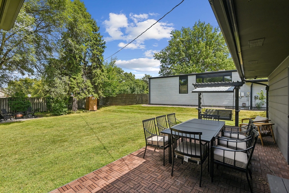 Iowa City 4br Backyard Walk To Stadium 4 Bedroom Home