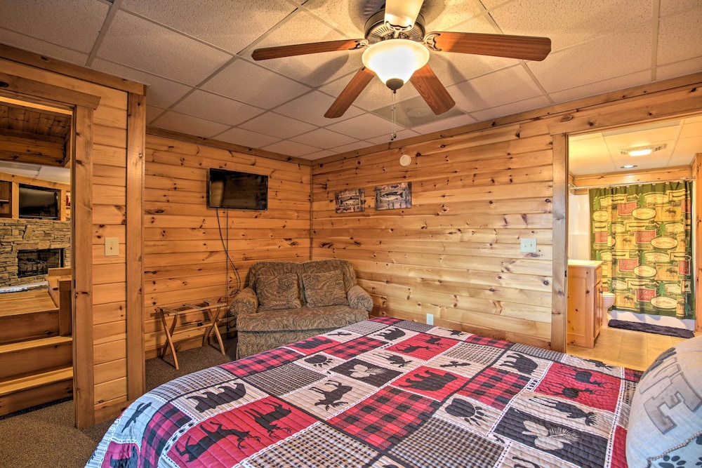 Luxe Blue Ridge Cabin Chasing Dreams w/ Hot Tub view 2
