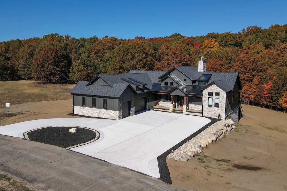 Boyne Mtn Retreat w/ Hot Tub + Shuttle to Resort!