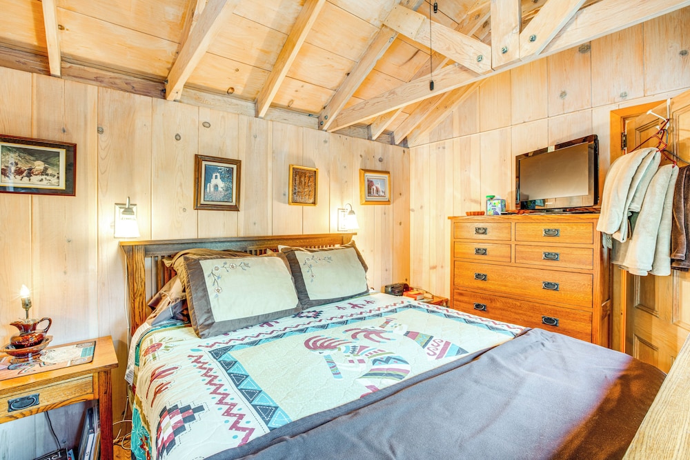 4 Mi to Lake Tahoe: Cozy Cabin w/ Deck!