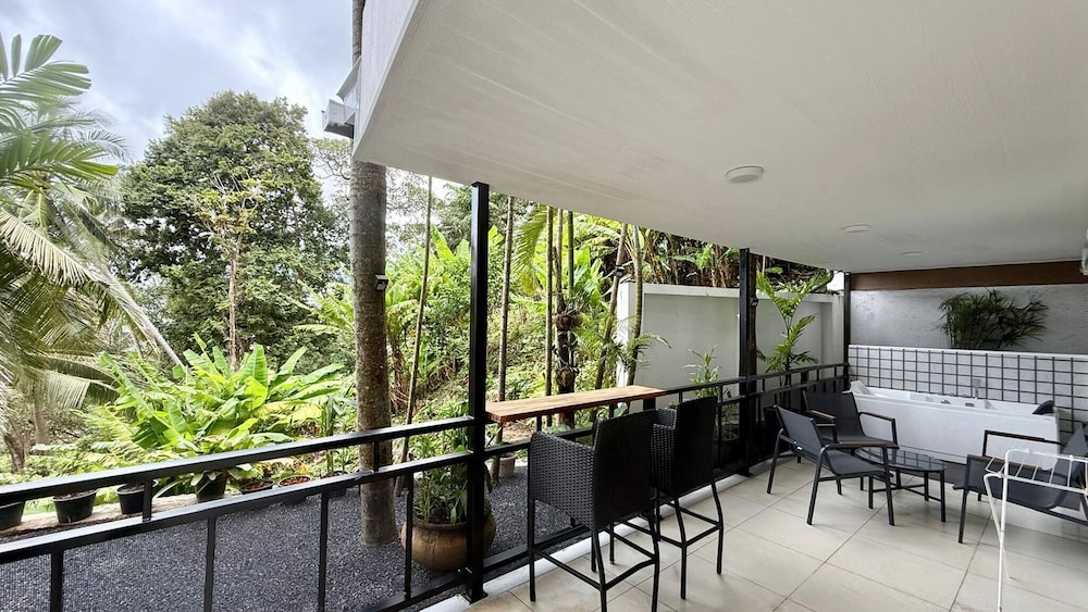 B11 Sunset Plaza Partial Seaview 1 Bedroom 1 Bathroom With Large Jaguzzi