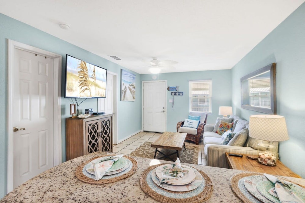 Sunrise Village 215- 2BR 1BA Gulf Front Sleep 6