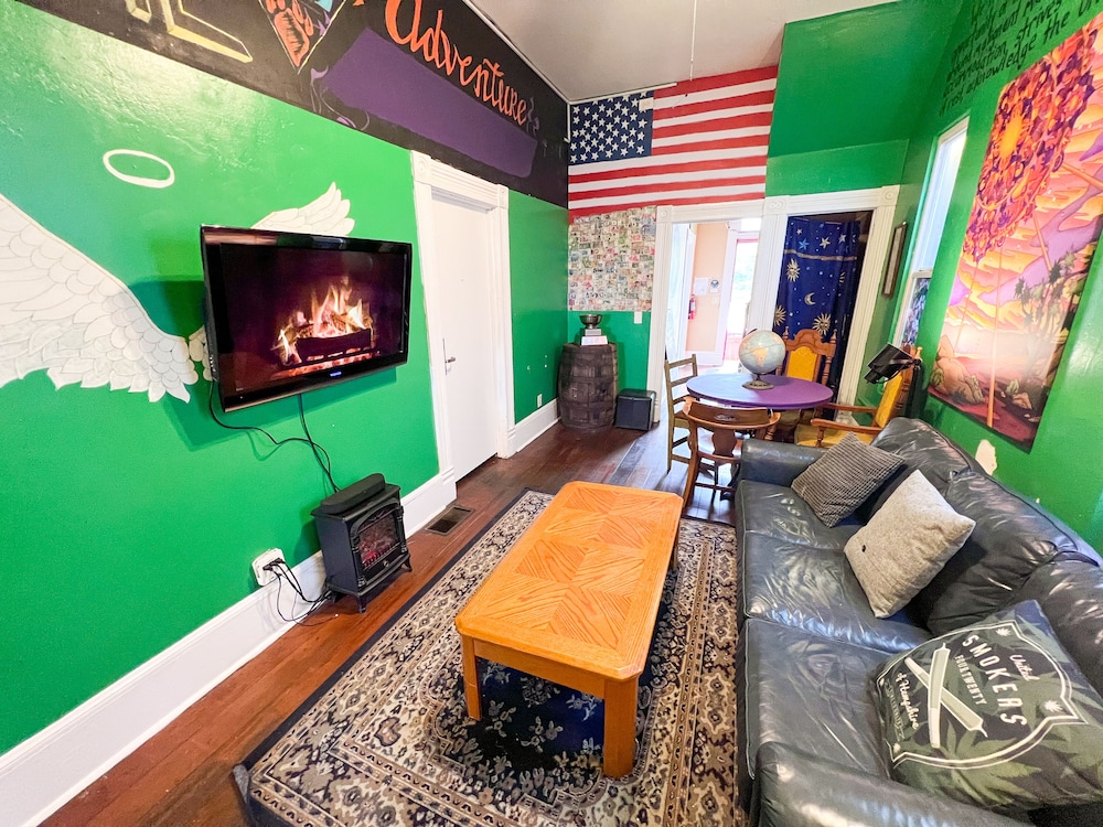 International Travelers House Hostel \- Downtown San Diego Little Italy.