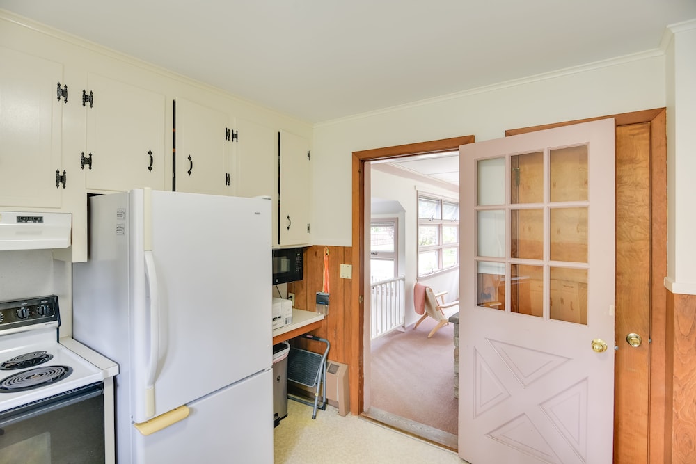 Home in Narragansett w/ Beach Access!