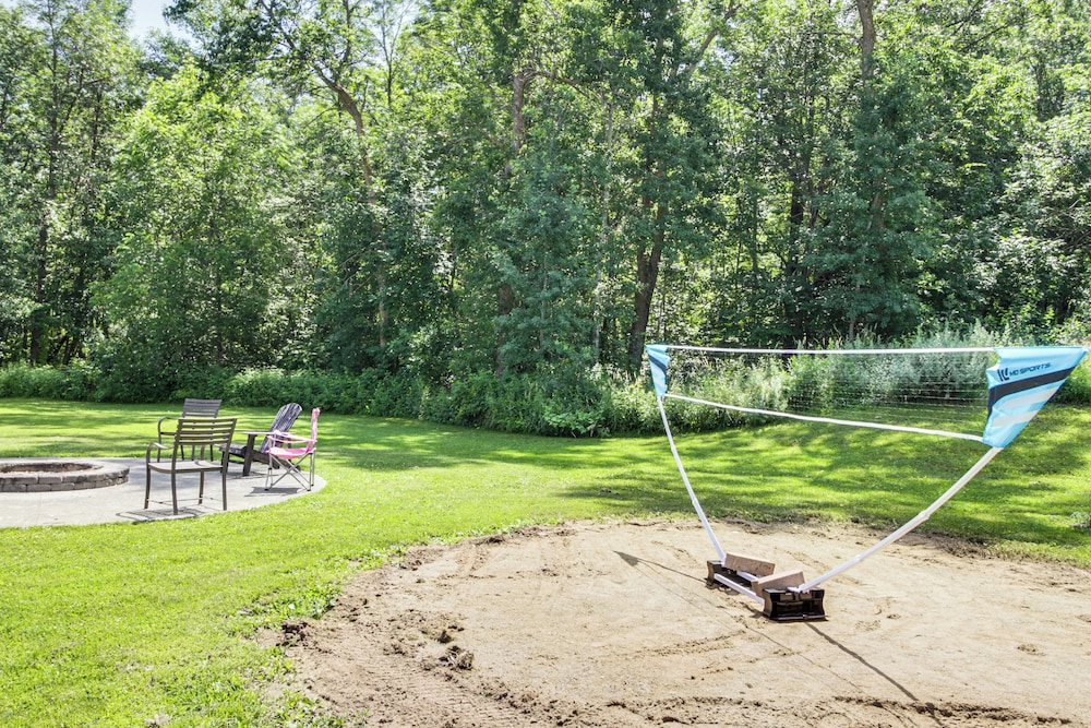 Hot Tub & 2 Recreation Rooms: Spacious Onamia Home