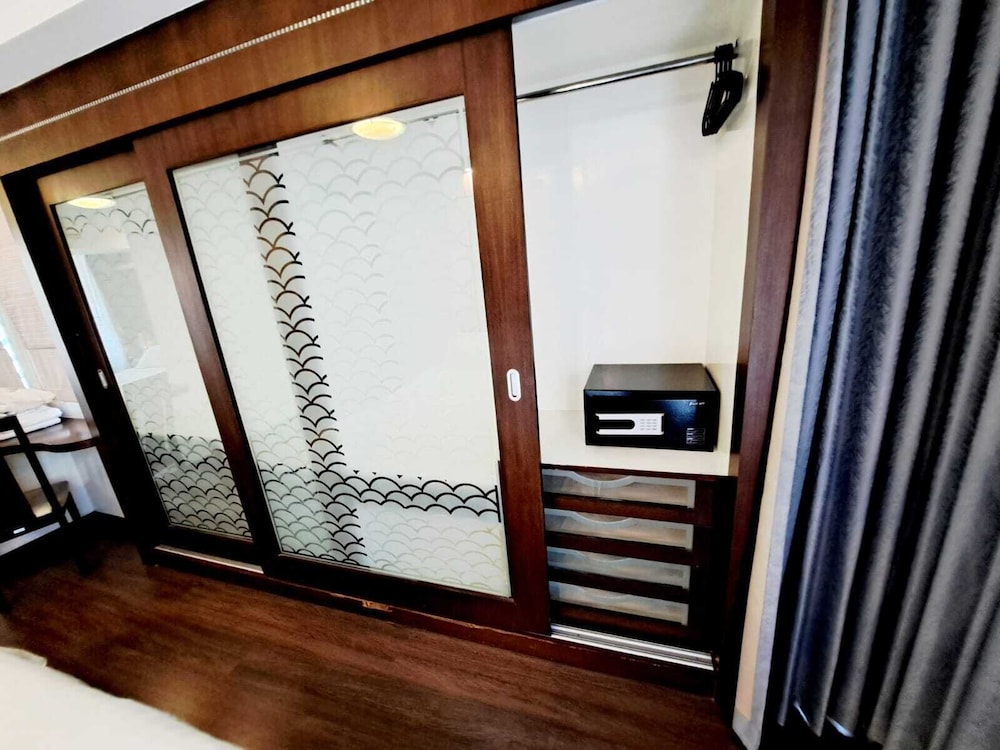 6C - 2 Bedroom Downtown Apartment With Shared Pool