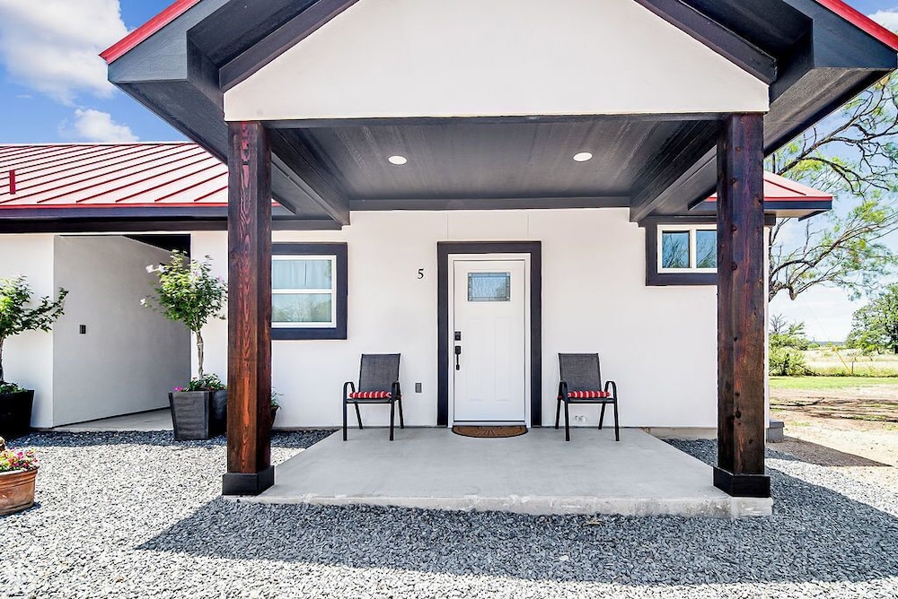 Pet Friendly W/hot-tub-six Minutes to Downtown!