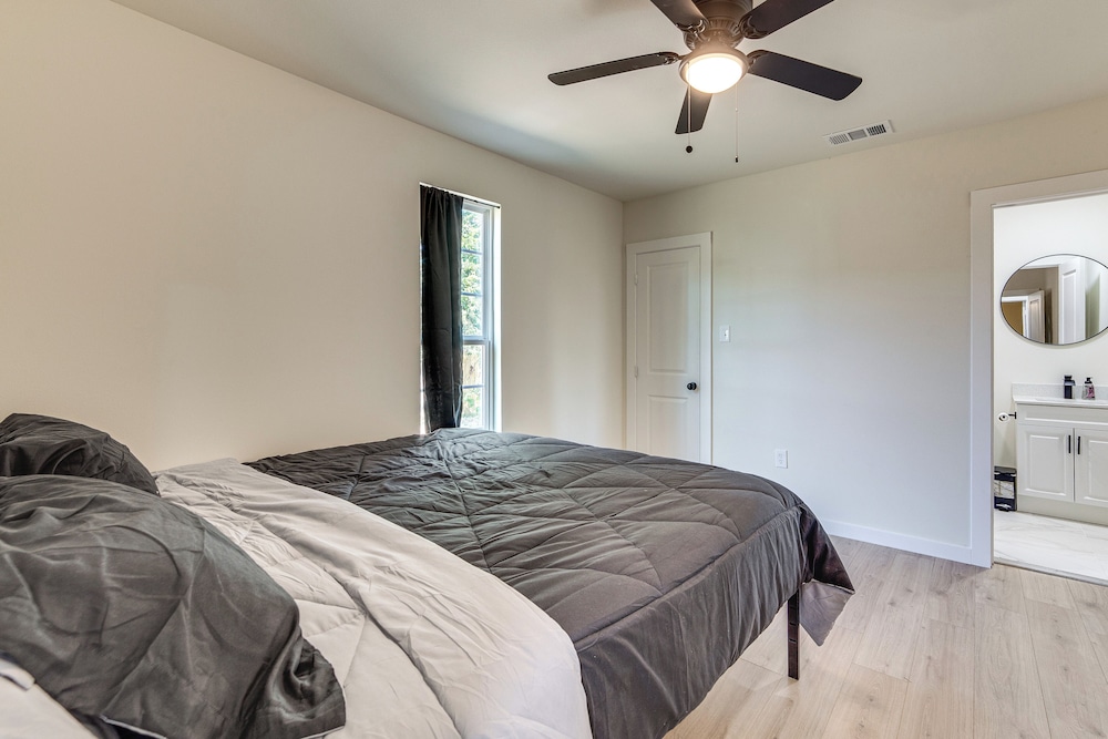 Fenced-in Yard: Home < 5 Mi to Dtwn Dallas!