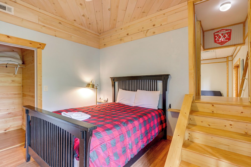 Pet-friendly Resort Cabin 5 Mi to Dtwn Ellijay!