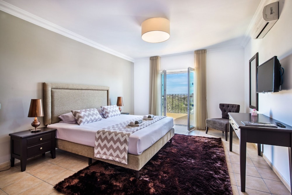 Amapola in Quelfes With 4 Bedrooms and 4 Bathrooms
