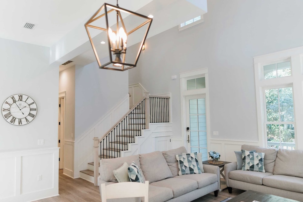 Walk to Beach, 2 Shared Pools, Enclosed Porch, Bikes 30A Hideaway by Avantstay