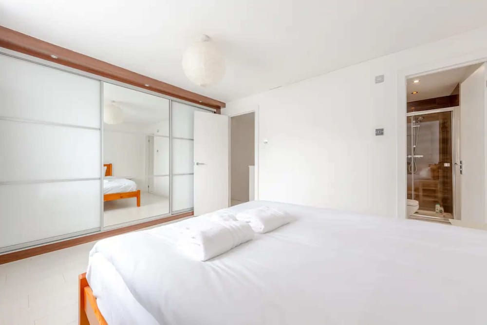 Bright 2BD Flat With Balcony - Tower Hill