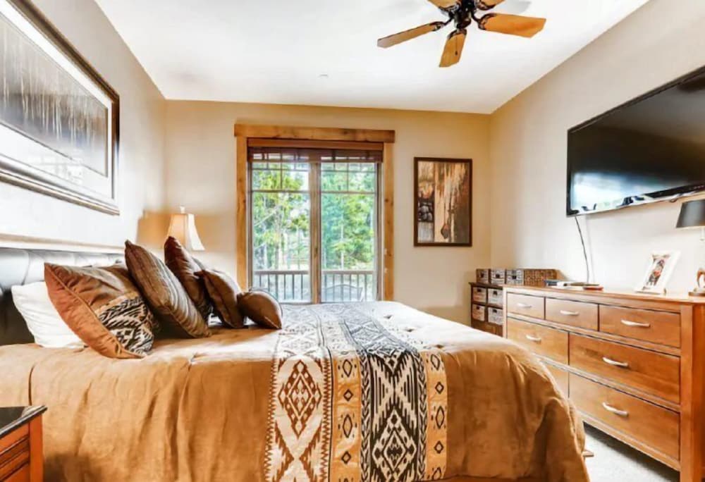 Luxury 2 Bedroom Mountain Vacation Residence With Hot Tub, Pool, and Easy Access to Ski Slopes view 2
